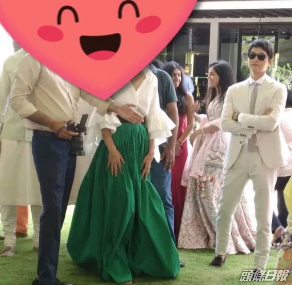 宋仲基在婚禮上戴住太陽眼鏡，仍難掩星味。